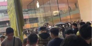 【大发体育】果粉信仰！北京上海暴雨落下，iPhone16线下开卖官方店仍大排长龙，大发助力你的致富之路！